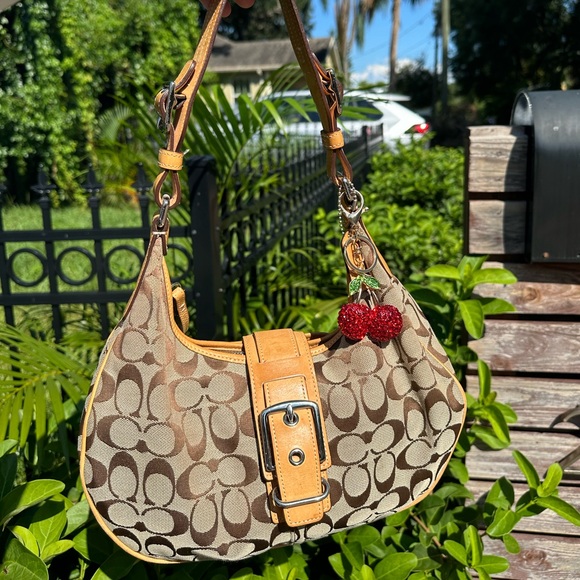 Coach Handbags - 🍒 Coach Signature Classic Buckle Hobo Shoulder Handbag 🍒